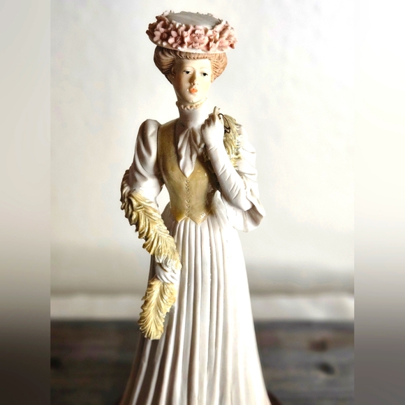 Vintage Arnart Pucci Victorian Woman With Glasses& Boa Figurine. - Picture 2 of 13